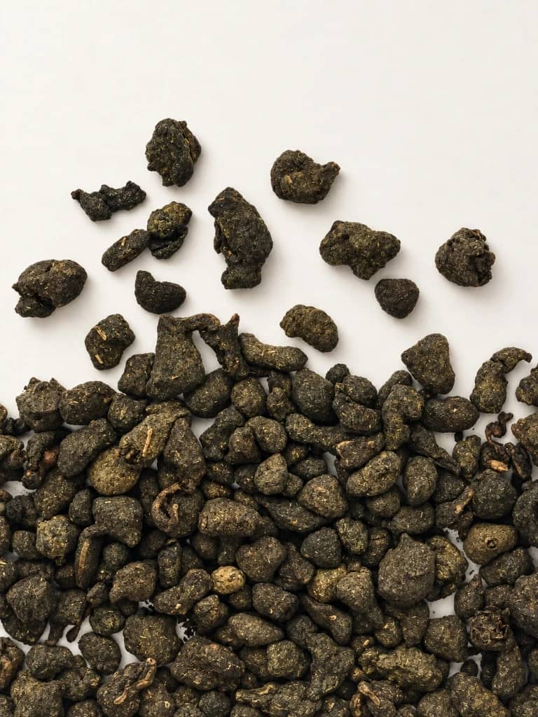 Ginseng-coated rolled dark oolong tea pearls